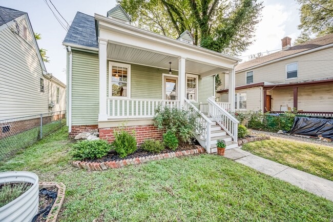 Building Photo - ALL UTILITIES INCLUDES In This Charming 2 ... Rental