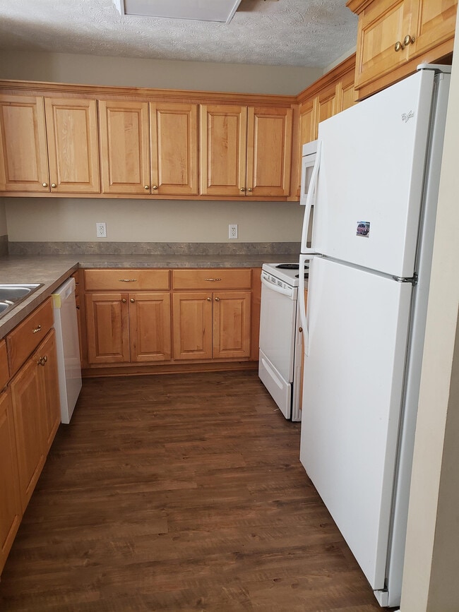 Photo - 1020 Comfrey Ln