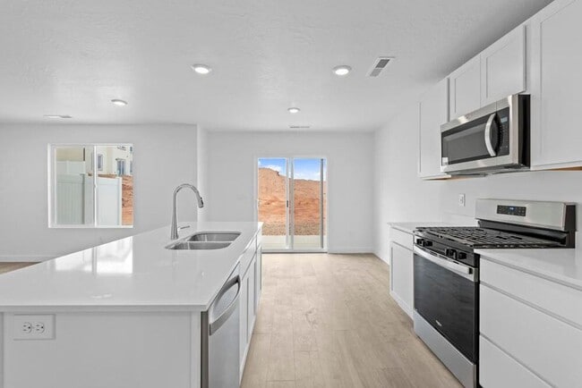 Modern and New 3 Bedroom Townhome in Long ... - Modern and New 3 Bedroom Townhome in Long ...