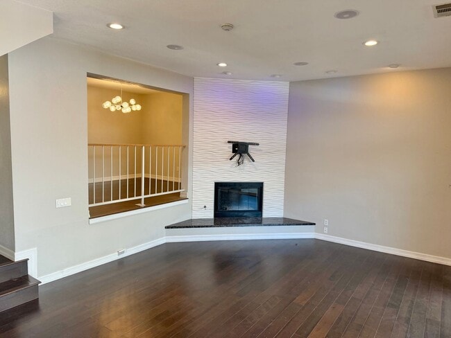 Building Photo - Spacious 3 Bedroom Townhouse 3 blocks from the ocean