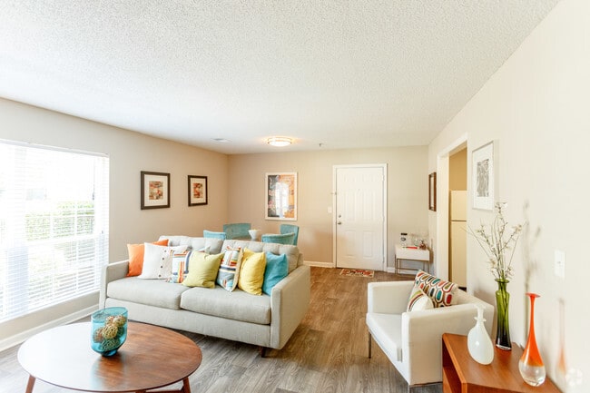2BR, 1.5 BA - 925 SF