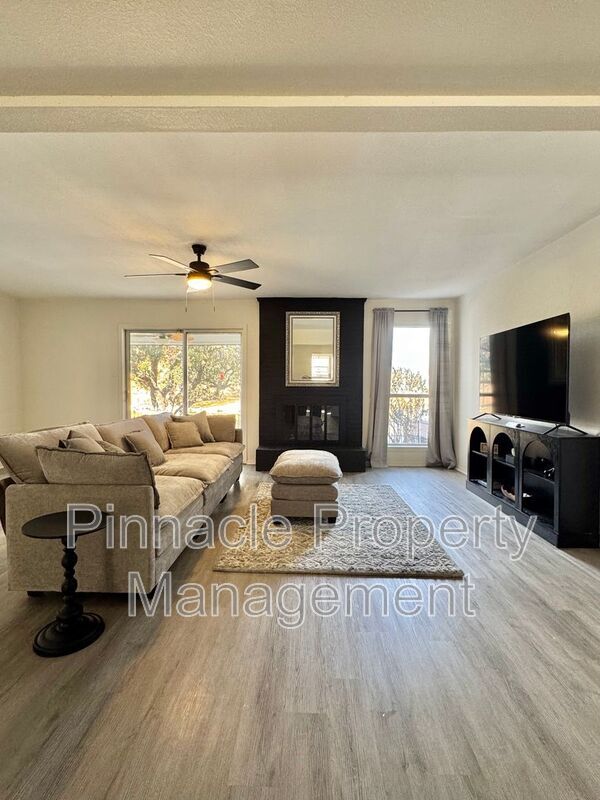 Building Photo - 2408 Lindenwood Dr