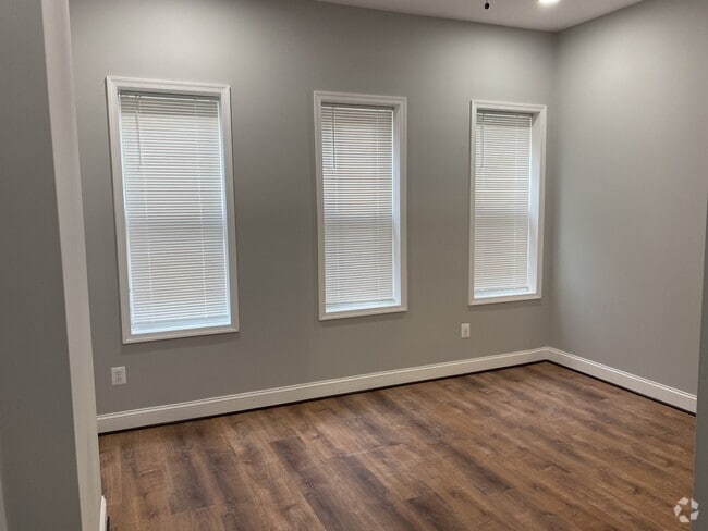 Building Photo - 511 N Pulaski St Rental