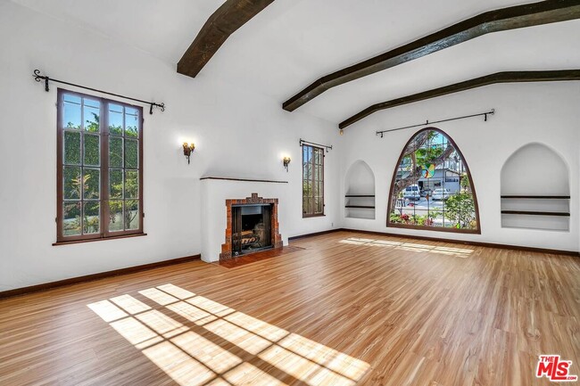 Building Photo - 10630 Wellworth Ave