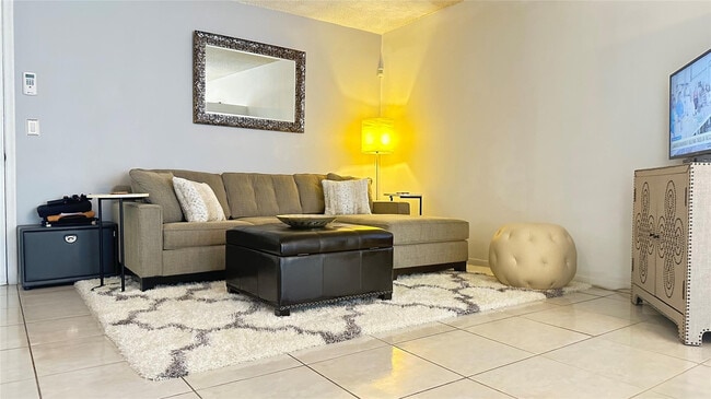 Building Photo - 4046 NW 19th St Unit 103