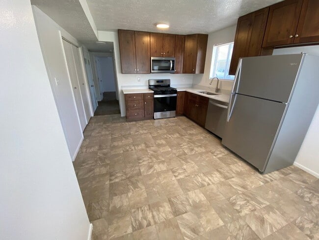 Kitchen - 864 E 500 N Unit 864