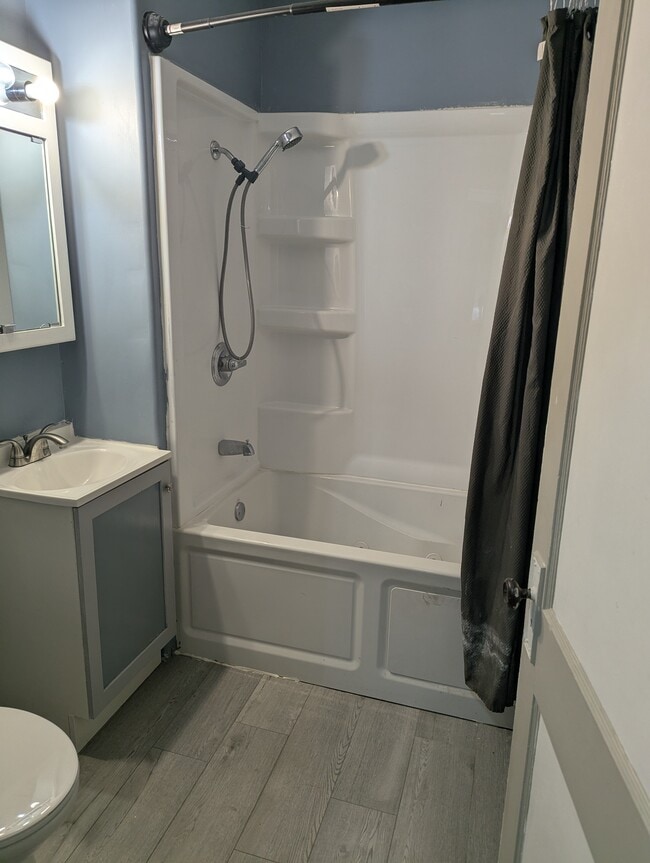 Bath - 1226 S Cecelia St