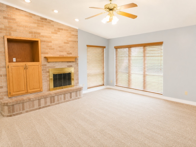 Photo - Lovely 6 bedroom home located on a quiet cul-de-sac