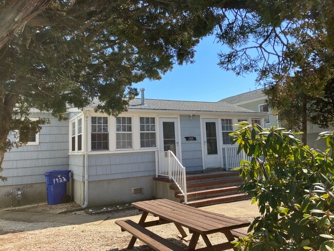 Building Photo - 1922 Baltimore Ave Unit apt 1