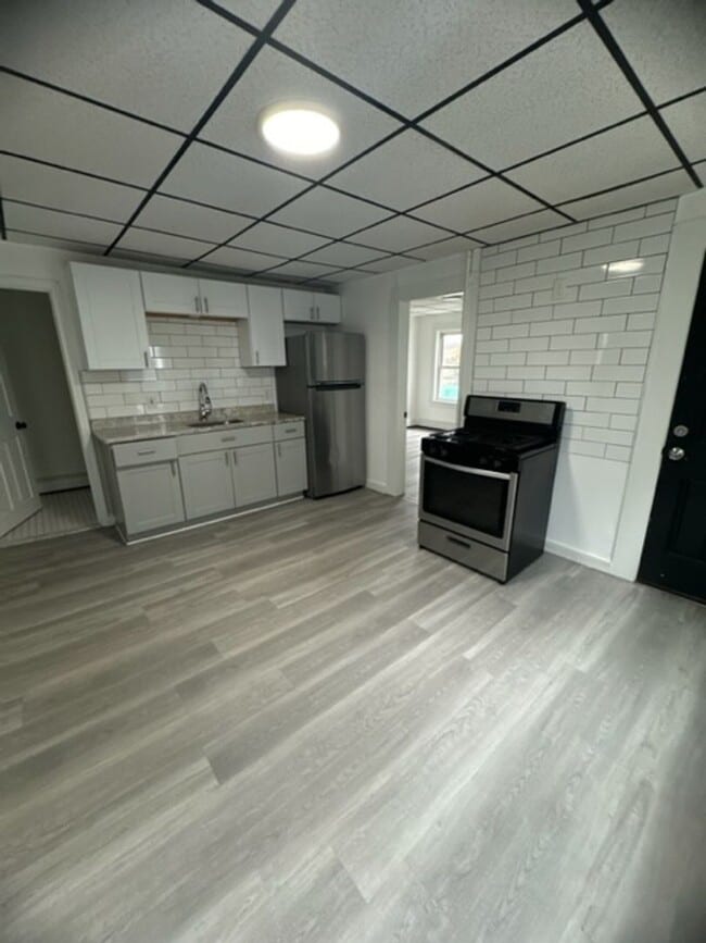 Building Photo - 66 Broadway Unit 2 Right