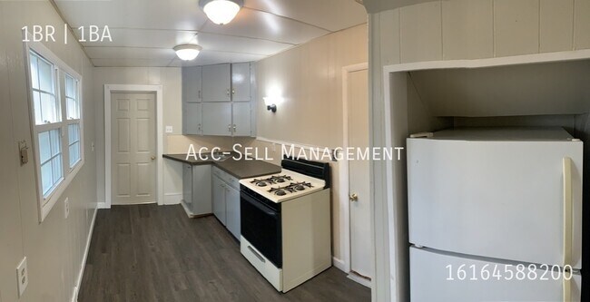 Building Photo - 825 Evergreen St SE Unit West side