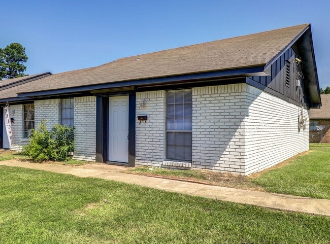 Building Photo - COMING SOON: 2 Bedroom 1 Bathroom Triplex Rental