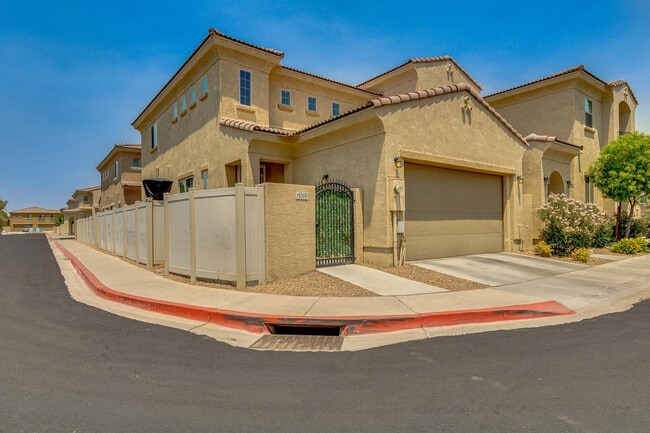 Building Photo - 1367 S Country Club Dr