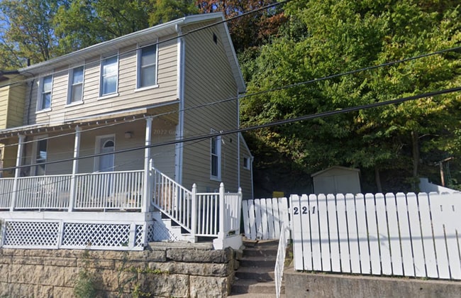 Front of house - 221 Saint Marys St House