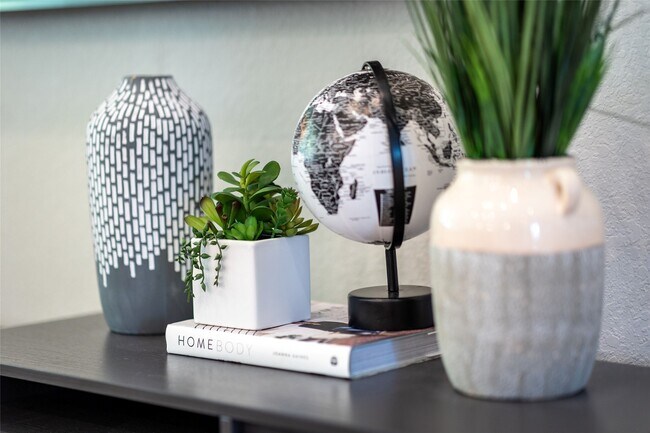 Building Photo - 10332 Rainbow Cove Ln