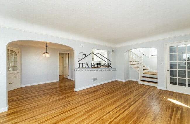 Photo - 116 16th Ave NW