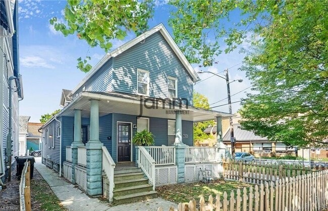 Building Photo - 1960 Randall Rd Unit Lower