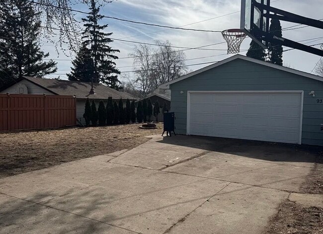 Photo - 930 Larpenteur Ave W