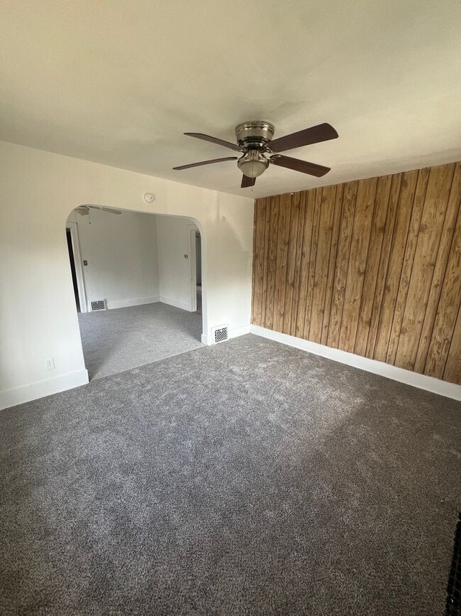 Building Photo - 3 Bedroom Single-Family Home – Freshly Upd...