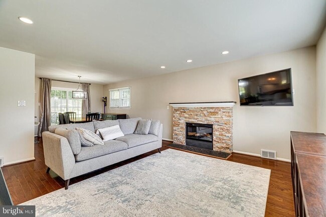 Photo - 7606 Jervis St