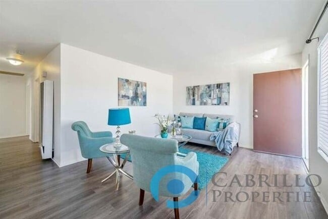 Photo - 4523 Winona Ave