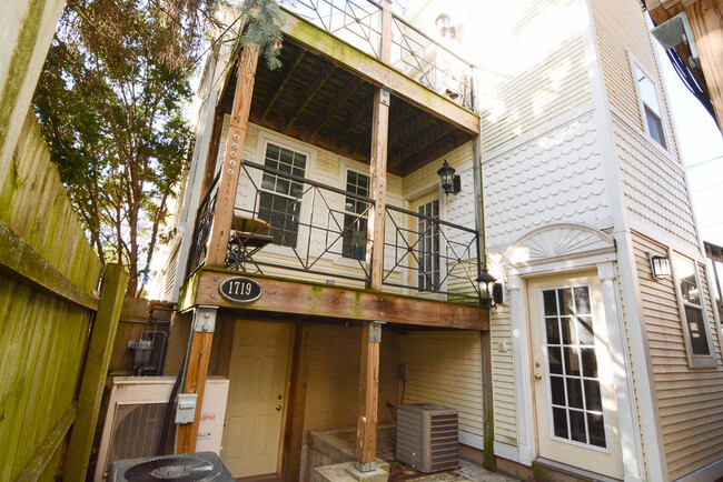 Building Photo - 1719 W Barry Ave Rental