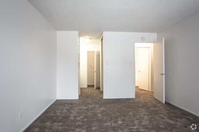 2BR, 2BA-965 SF