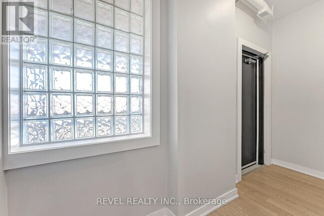 Photo - 657 Barton St E