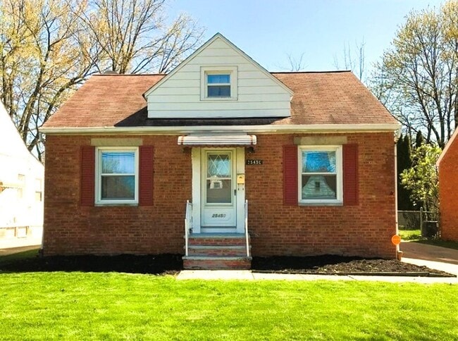 Building Photo - Bright & Spacious 3-Bed Home in Euclid