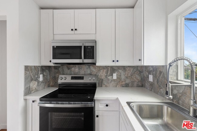 Photo - 15840 Chatsworth St