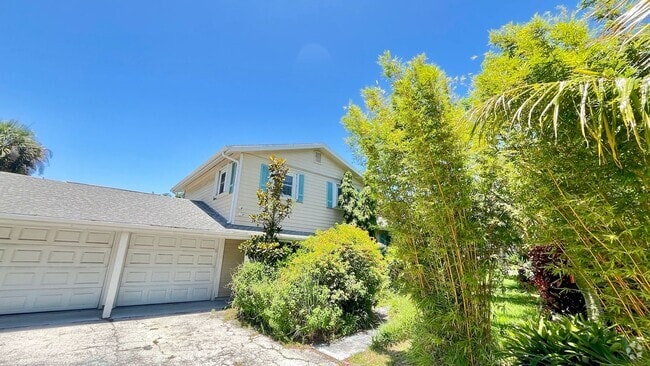 2 car Garage, driveway, lush green front yard. - 2025 S Ocean Dr Rental