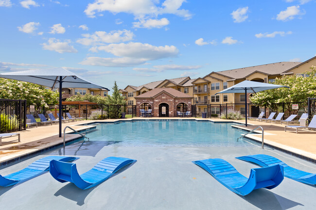 Piscina estilo centro turístico - Portico at Friars Creek Apts