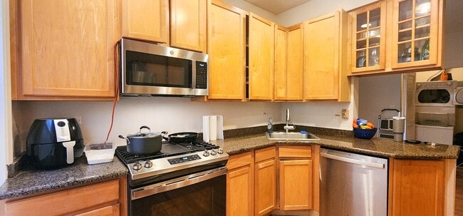 Building Photo - 832 Seward St Rental
