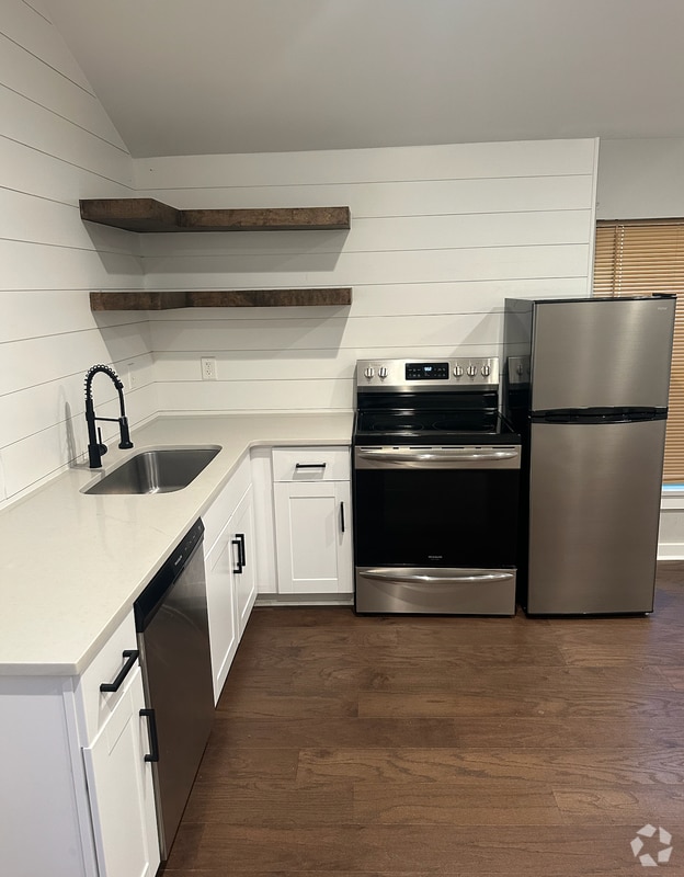 Building Photo - 830 N Maple St Rental
