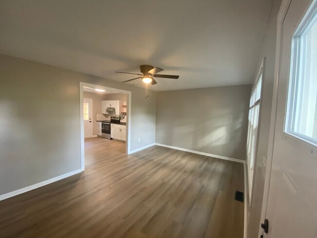 Sala de estar cuando entras por primera vez - 2932 W 11th St