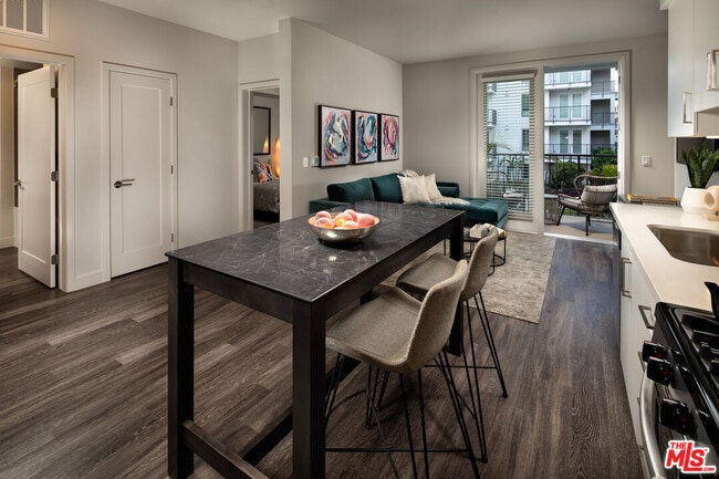 Photo - 687 S Hobart Blvd Unidad 354