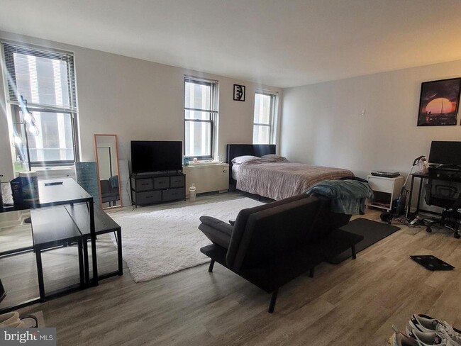 Photo - 135 S 19th St Apartment Unit 902