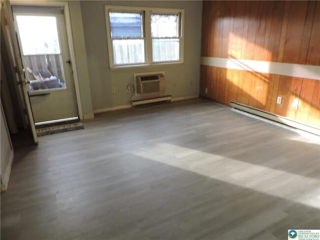 Photo - 866 N Van Buren St