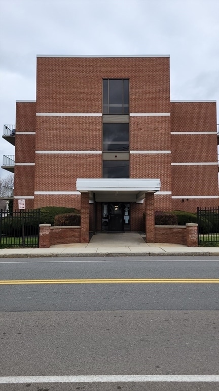 Building Photo - 145 Pleasant St Unit 408a