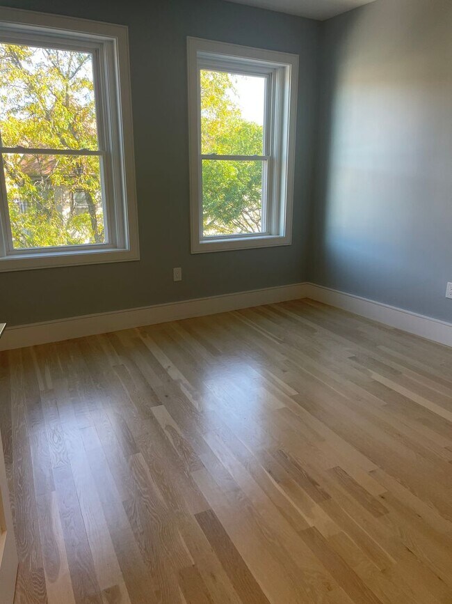 Photo - Amazing new four bed, two bath, in unit laundry, central air Unidad 2