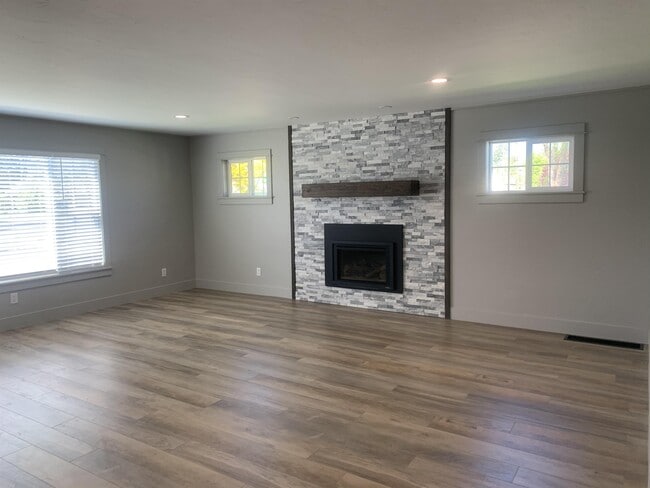 Photo - 639 NW Elm Ave