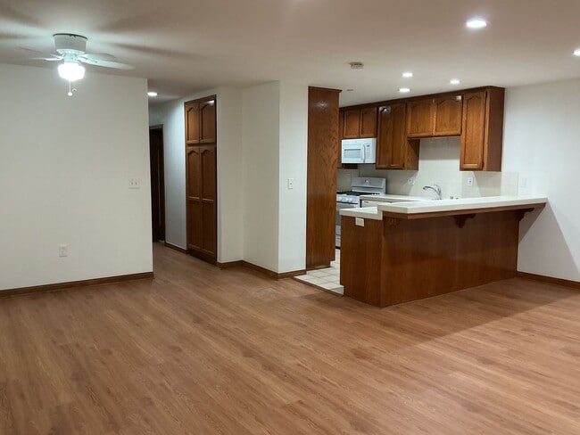 Building Photo - Los Caballeros #325 Unit 325A