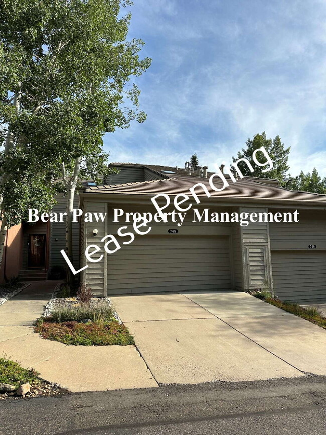Building Photo - Beautiful Condo in Genesee!!