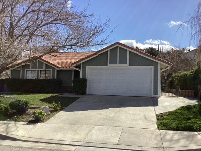 Building Photo - 4660 Grandview Dr