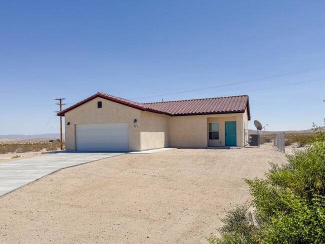 Building Photo - 29 Palms Home with Solar
