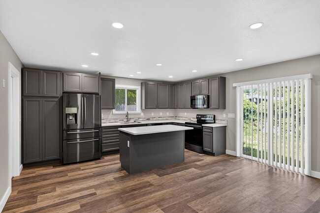 Building Photo - 13419 NE Sacramento St Unit B