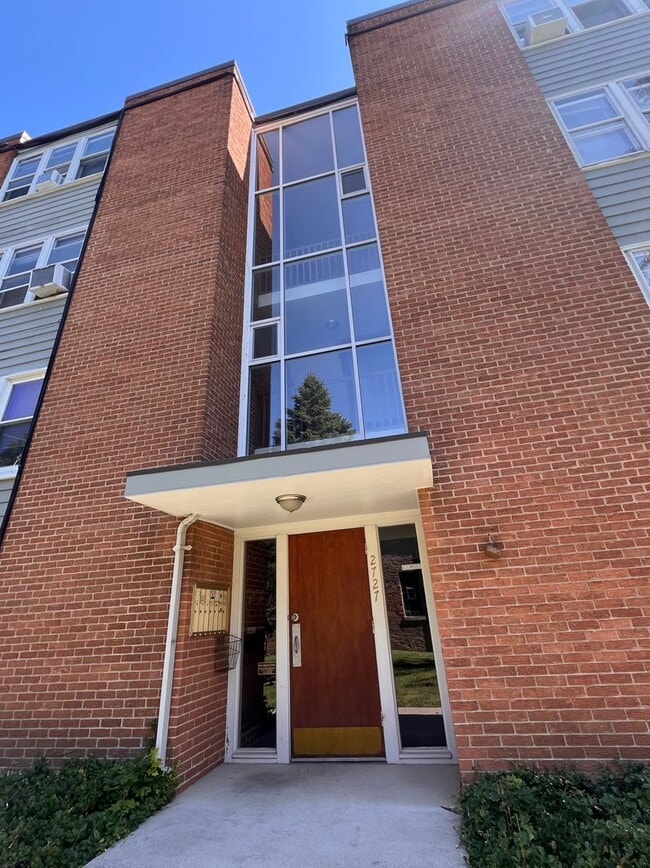 Building Photo - Charming Two Bedroom / 1.5 Bath Unit 2727-2N Rental