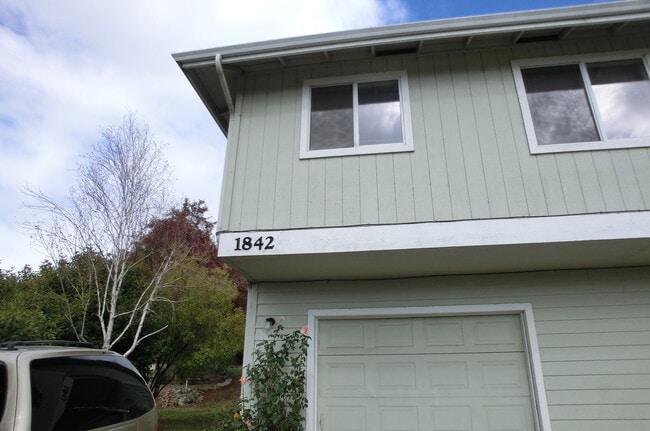 Building Photo - 2 BED 1 BATH DUPLEX