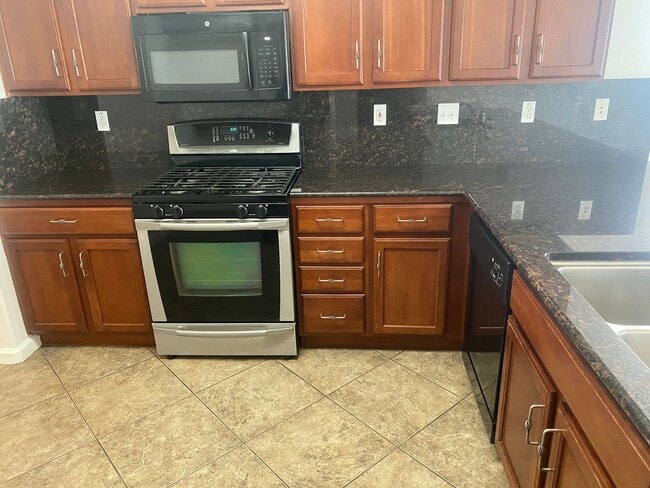 Photo - 3 Bedroom 2 Bathroom in SE Visalia!!