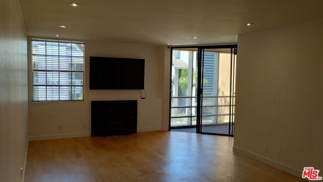 Photo - 740 Kings Rd Unidad 224